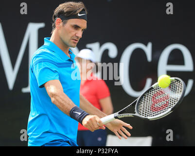 Stuttgart. 16 Juni, 2018. Roger Federer von der Schweiz liefert einen Schuß während singles Halbfinale des ATP Tennis Turnier Mercedes Cup gegen Nick Kyrgios von Australien in Stuttgart am 16. Juni 2018. Roger Federer gewann 2-1. Credit: Philippe Ruiz/Xinhua/Alamy leben Nachrichten Stockfoto
