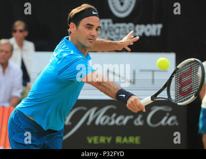 Stuttgart. 16 Juni, 2018. Roger Federer von der Schweiz liefert einen Schuß während singles Halbfinale des ATP Tennis Turnier Mercedes Cup gegen Nick Kyrgios von Australien in Stuttgart am 16. Juni 2018. Roger Federer gewann 2-1. Credit: Philippe Ruiz/Xinhua/Alamy leben Nachrichten Stockfoto