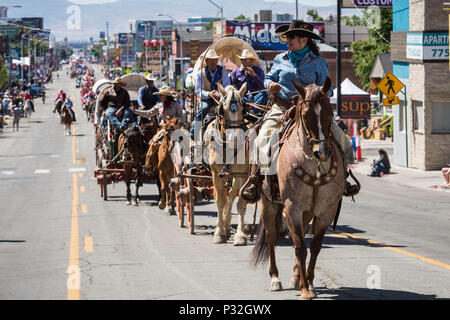 Reno, Nevada, USA. 16 Juni, 2018. Samstag, 16. Juni 2018. Die Mitglieder der Reno Rodeo Cattle Drive Wagen- und Strukturkommission bewegen sich entlang der Paradestrecke auf South Virginia Street, Reno, Nevada. Die Reno Rodeo Cattle Drive feiert das reiche Erbe der 'Wild Wild West''. Für fünf Tage. Zum Reno Rodeo, mit bis zu 60 Gästen ein Team von Freiwilligen Cowboys zu 300 Leiter des Rodeo lenkt von Doyle, Kalifornien, zu Reno fahren. Die Reno Rodeo ist ein Professional Rodeo Cowboys Association (PRCA) sanktioniert Sportveranstaltung, und einer der Top fünf Rodeos in Nordamerika. Reno Rodeo ist ein Nicht-Prof Stockfoto