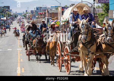 Reno, Nevada, USA. 16 Juni, 2018. Samstag, 16. Juni 2018. Die Mitglieder der Reno Rodeo Cattle Drive Wagen- und Strukturkommission bewegen sich entlang der Paradestrecke auf South Virginia Street, Reno, Nevada. Die Reno Rodeo Cattle Drive feiert das reiche Erbe der 'Wild Wild West''. Für fünf Tage. Zum Reno Rodeo, mit bis zu 60 Gästen ein Team von Freiwilligen Cowboys zu 300 Leiter des Rodeo lenkt von Doyle, Kalifornien, zu Reno fahren. Die Reno Rodeo ist ein Professional Rodeo Cowboys Association (PRCA) sanktioniert Sportveranstaltung, und einer der Top fünf Rodeos in Nordamerika. Reno Rodeo ist ein Nicht-Prof Stockfoto