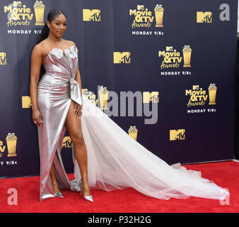 Juni 16, 2018 - Santa Monica, CA, USA - 16. Juni 2018 in Santa Monica, Kalifornien - Tiffany Haddish. 2018 MTV Movie und TV Awards gehalten an Barker Hangar. Photo Credit: Birdie Thompson/AdMedia (Credit Bild: © Birdie Thompson/AdMedia über ZUMA Draht) Stockfoto