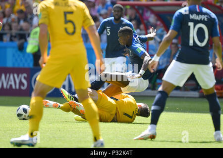 Kasan, Russland. 16 Juni, 2018. Mathew LECKIE (out) fouls Paul POGBA (FRA). Aktion, Duellen. Frankreich (FRA) - Australien (AUS) 2-1, Vorrunde, Gruppe C, Spiel 5, am 16.06.2018 in Kasan, Kazan Arena. Fußball-WM 2018 in Russland vom 14.06. - 15.07.2018. | Verwendung der weltweiten Kredit: dpa/Alamy leben Nachrichten Stockfoto