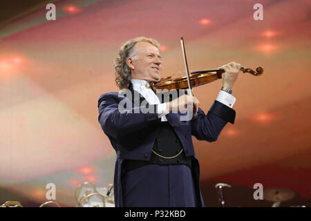 Sofia, Bulgarien. 16 Juni, 2018. Der niederländische Geiger Andre Rieu führt während eines Konzerts in Sofia, Bulgarien, 16. Juni 2018. Credit: Zhan Xiaoyi/Xinhua/Alamy leben Nachrichten Stockfoto