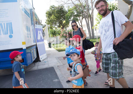 Athen, Griechenland. 15 Juni, 2018. Menschen stehen außerhalb ein Kleinbus als mobile Bibliothek in Athen, Griechenland, am 15. Juni 2018 verwendet werden. Zusammen mit dem Sommer ist die Mobile Bibliothek der Stadt Athen kam zum Leben dieses Jahr viel versprechend, da viele Nachbarschaften wie möglich mit Büchern für Kinder und Erwachsene zu füllen. Um mit der Funktion: Bibliothek auf Rädern bringt Bücher nach Athen Nachbarschaften. Credit: Christos Skyllakos/Xinhua/Alamy leben Nachrichten Stockfoto