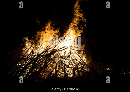 Pakszyn, Polen. 16. Juni 2018. Kupala Nacht - eine slawische Urlaub mit der Sommersonnenwende der Sonne in Verbindung gebracht, die während der kürzesten Nacht des Jahres gefeiert. Fest der Feuer, Wasser, Sonne und Mond, Fruchtbarkeit, Fruchtbarkeit, Freude und Liebe, allgemein feierte in den von slawischen Völkern bewohnten Gebieten, sondern auch in einer ähnlichen Art und Weise in den Bereichen, die durch den Baltischen, germanischen und keltischen Völkern bewohnt. Credit: Slawomir Kowalewski/Alamy leben Nachrichten Stockfoto