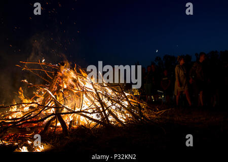 Pakszyn, Polen. 16. Juni 2018. Kupala Nacht - eine slawische Urlaub mit der Sommersonnenwende der Sonne in Verbindung gebracht, die während der kürzesten Nacht des Jahres gefeiert. Fest der Feuer, Wasser, Sonne und Mond, Fruchtbarkeit, Fruchtbarkeit, Freude und Liebe, allgemein feierte in den von slawischen Völkern bewohnten Gebieten, sondern auch in einer ähnlichen Art und Weise in den Bereichen, die durch den Baltischen, germanischen und keltischen Völkern bewohnt. Credit: Slawomir Kowalewski/Alamy leben Nachrichten Stockfoto