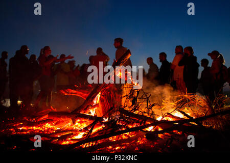 Pakszyn, Polen. 16. Juni 2018. Kupala Nacht - eine slawische Urlaub mit der Sommersonnenwende der Sonne in Verbindung gebracht, die während der kürzesten Nacht des Jahres gefeiert. Fest der Feuer, Wasser, Sonne und Mond, Fruchtbarkeit, Fruchtbarkeit, Freude und Liebe, allgemein feierte in den von slawischen Völkern bewohnten Gebieten, sondern auch in einer ähnlichen Art und Weise in den Bereichen, die durch den Baltischen, germanischen und keltischen Völkern bewohnt. Credit: Slawomir Kowalewski/Alamy leben Nachrichten Stockfoto