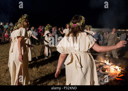 Pakszyn, Polen. 16. Juni 2018. Kupala Nacht - eine slawische Urlaub mit der Sommersonnenwende der Sonne in Verbindung gebracht, die während der kürzesten Nacht des Jahres gefeiert. Fest der Feuer, Wasser, Sonne und Mond, Fruchtbarkeit, Fruchtbarkeit, Freude und Liebe, allgemein feierte in den von slawischen Völkern bewohnten Gebieten, sondern auch in einer ähnlichen Art und Weise in den Bereichen, die durch den Baltischen, germanischen und keltischen Völkern bewohnt. Credit: Slawomir Kowalewski/Alamy leben Nachrichten Stockfoto