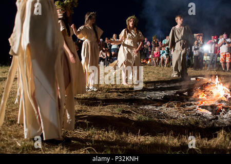 Pakszyn, Polen. 16. Juni 2018. Kupala Nacht - eine slawische Urlaub mit der Sommersonnenwende der Sonne in Verbindung gebracht, die während der kürzesten Nacht des Jahres gefeiert. Fest der Feuer, Wasser, Sonne und Mond, Fruchtbarkeit, Fruchtbarkeit, Freude und Liebe, allgemein feierte in den von slawischen Völkern bewohnten Gebieten, sondern auch in einer ähnlichen Art und Weise in den Bereichen, die durch den Baltischen, germanischen und keltischen Völkern bewohnt. Credit: Slawomir Kowalewski/Alamy leben Nachrichten Stockfoto