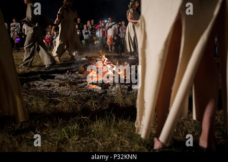 Pakszyn, Polen. 16. Juni 2018. Kupala Nacht - eine slawische Urlaub mit der Sommersonnenwende der Sonne in Verbindung gebracht, die während der kürzesten Nacht des Jahres gefeiert. Fest der Feuer, Wasser, Sonne und Mond, Fruchtbarkeit, Fruchtbarkeit, Freude und Liebe, allgemein feierte in den von slawischen Völkern bewohnten Gebieten, sondern auch in einer ähnlichen Art und Weise in den Bereichen, die durch den Baltischen, germanischen und keltischen Völkern bewohnt. Credit: Slawomir Kowalewski/Alamy leben Nachrichten Stockfoto