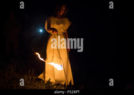 Pakszyn, Polen. 16. Juni 2018. Kupala Nacht - eine slawische Urlaub mit der Sommersonnenwende der Sonne in Verbindung gebracht, die während der kürzesten Nacht des Jahres gefeiert. Fest der Feuer, Wasser, Sonne und Mond, Fruchtbarkeit, Fruchtbarkeit, Freude und Liebe, allgemein feierte in den von slawischen Völkern bewohnten Gebieten, sondern auch in einer ähnlichen Art und Weise in den Bereichen, die durch den Baltischen, germanischen und keltischen Völkern bewohnt. Credit: Slawomir Kowalewski/Alamy leben Nachrichten Stockfoto