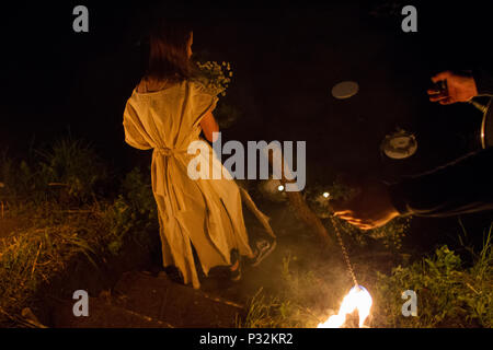 Pakszyn, Polen. 16. Juni 2018. Kupala Nacht - eine slawische Urlaub mit der Sommersonnenwende der Sonne in Verbindung gebracht, die während der kürzesten Nacht des Jahres gefeiert. Fest der Feuer, Wasser, Sonne und Mond, Fruchtbarkeit, Fruchtbarkeit, Freude und Liebe, allgemein feierte in den von slawischen Völkern bewohnten Gebieten, sondern auch in einer ähnlichen Art und Weise in den Bereichen, die durch den Baltischen, germanischen und keltischen Völkern bewohnt. Credit: Slawomir Kowalewski/Alamy leben Nachrichten Stockfoto