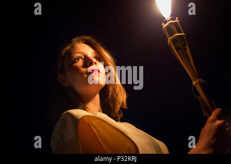 Pakszyn, Polen. 16. Juni 2018. Kupala Nacht - eine slawische Urlaub mit der Sommersonnenwende der Sonne in Verbindung gebracht, die während der kürzesten Nacht des Jahres gefeiert. Fest der Feuer, Wasser, Sonne und Mond, Fruchtbarkeit, Fruchtbarkeit, Freude und Liebe, allgemein feierte in den von slawischen Völkern bewohnten Gebieten, sondern auch in einer ähnlichen Art und Weise in den Bereichen, die durch den Baltischen, germanischen und keltischen Völkern bewohnt. Credit: Slawomir Kowalewski/Alamy leben Nachrichten Stockfoto