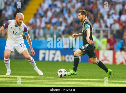 Moskau, Russland, 16. Juni 2018. Argentinien - Island, Fußball, Moskau, Juni 16, 2018 Lionel Messi, Argentinien 10 konkurrieren um die Kugel, Bekämpfung, Duell, Schneidwerk gegen Aron GUNNARSSON, ISL 17 Argentinien - ISLAND 1-1 FIFA WM 2018 Russland, Saison 2018/2019, 16. Juni 2018 S p a r t a k Stadion in Moskau, Russland. © Peter Schatz/Alamy leben Nachrichten Stockfoto