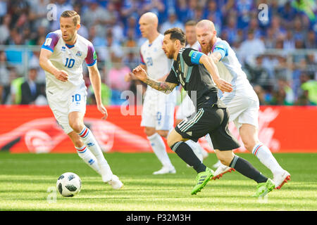 Moskau, Russland, 16. Juni 2018. Argentinien - Island, Fußball, Moskau, Juni 16, 2018 Lionel Messi, Argentinien 10 konkurrieren um die Kugel, Bekämpfung, Duell, Schneidwerk gegen Gylfi SIGURDSSON, ISL 10 Aron GUNNARSSON, ISL 17 Argentinien - ISLAND 1-1 FIFA WM 2018 Russland, Saison 2018/2019, 16. Juni 2018 S p a r t a k Stadion in Moskau, Russland. © Peter Schatz/Alamy leben Nachrichten Stockfoto