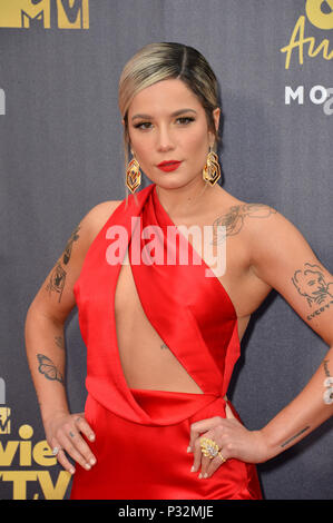 Santa Monica, Californa, USA,. Juni 16, 2018: Halsey an der 2018 MTV Movie & TV Auszeichnungen bei den Barker Hangar, Santa Monica Airport. Bild: Sarah Stewart Credit: Sarah Stewart/Alamy leben Nachrichten Stockfoto