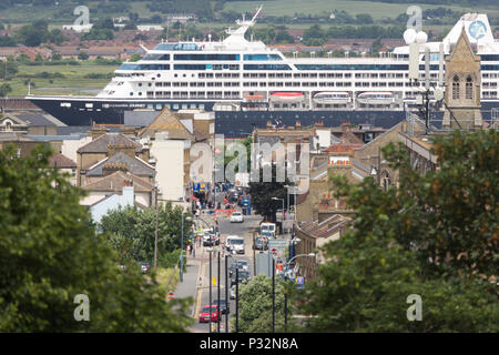 Gravesend, Kent, Vereinigtes Königreich. 16 Juni, 2018. Azamara Journey, Gravesend in Kent auf dem Weg nach Greenwich. Azamara Club Cruises' 690 - Passagier Kreuzfahrtschiff, Azamara Journey, in London angekommen zum ersten Mal rund um die Welt Kreuzfahrt zu vervollständigen. Die Reise begann in Sydney am 7.März und Insgesamt 53 Gäste die ganze Welt reise gesegelt, mit Tausenden anderen verbinden für Segmente der Reise. Rob Powell/Alamy leben Nachrichten Stockfoto