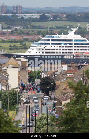 Gravesend, Kent, Vereinigtes Königreich. 16 Juni, 2018. Azamara Journey, Gravesend in Kent auf dem Weg nach Greenwich. Azamara Club Cruises' 690 - Passagier Kreuzfahrtschiff, Azamara Journey, in London angekommen zum ersten Mal rund um die Welt Kreuzfahrt zu vervollständigen. Die Reise begann in Sydney am 7.März und Insgesamt 53 Gäste die ganze Welt reise gesegelt, mit Tausenden anderen verbinden für Segmente der Reise. Rob Powell/Alamy leben Nachrichten Stockfoto