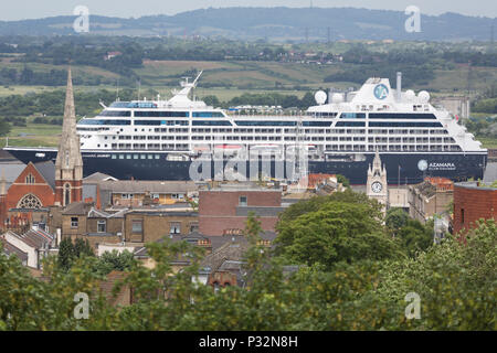 Gravesend, Kent, Vereinigtes Königreich. 16 Juni, 2018. Azamara Journey, Gravesend in Kent auf dem Weg nach Greenwich. Azamara Club Cruises' 690 - Passagier Kreuzfahrtschiff, Azamara Journey, in London angekommen zum ersten Mal rund um die Welt Kreuzfahrt zu vervollständigen. Die Reise begann in Sydney am 7.März und Insgesamt 53 Gäste die ganze Welt reise gesegelt, mit Tausenden anderen verbinden für Segmente der Reise. Rob Powell/Alamy leben Nachrichten Stockfoto