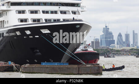 In Greenwich, London, Vereinigtes Königreich. 16 Juni, 2018. Azamara Reise Günstig in Greenwich mit der Skyline von London hinter sich. Azamara Club Cruises' 690 - Passagier Kreuzfahrtschiff, Azamara Journey, in London angekommen zum ersten Mal rund um die Welt Kreuzfahrt zu vervollständigen. Die Reise begann in Sydney am 7.März und Insgesamt 53 Gäste die ganze Welt reise gesegelt, mit Tausenden anderen verbinden für Segmente der Reise. Rob Powell/Alamy leben Nachrichten Stockfoto
