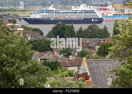 Gravesend, Kent, Vereinigtes Königreich. 16 Juni, 2018. Azamara Journey, Gravesend in Kent auf dem Weg nach Greenwich. Azamara Club Cruises' 690 - Passagier Kreuzfahrtschiff, Azamara Journey, in London angekommen zum ersten Mal rund um die Welt Kreuzfahrt zu vervollständigen. Die Reise begann in Sydney am 7.März und Insgesamt 53 Gäste die ganze Welt reise gesegelt, mit Tausenden anderen verbinden für Segmente der Reise. Rob Powell/Alamy leben Nachrichten Stockfoto