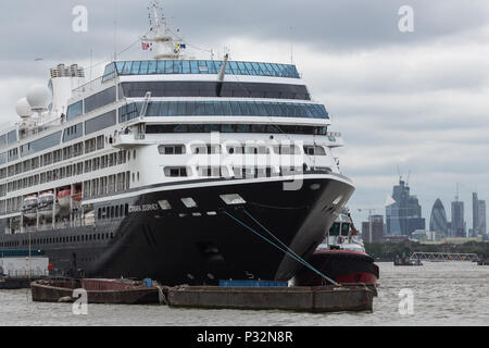 In Greenwich, London, Vereinigtes Königreich. 16 Juni, 2018. Azamara Reise Günstig in Greenwich mit der Skyline von London hinter sich. Azamara Club Cruises' 690 - Passagier Kreuzfahrtschiff, Azamara Journey, in London angekommen zum ersten Mal rund um die Welt Kreuzfahrt zu vervollständigen. Die Reise begann in Sydney am 7.März und Insgesamt 53 Gäste die ganze Welt reise gesegelt, mit Tausenden anderen verbinden für Segmente der Reise. Rob Powell/Alamy leben Nachrichten Stockfoto