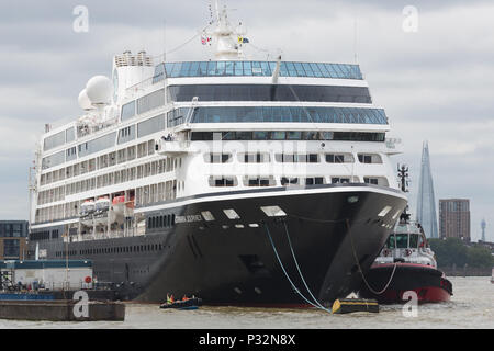 In Greenwich, London, Vereinigtes Königreich. 16 Juni, 2018. Azamara Reise Günstig in Greenwich mit der Skyline von London hinter sich. Azamara Club Cruises' 690 - Passagier Kreuzfahrtschiff, Azamara Journey, in London angekommen zum ersten Mal rund um die Welt Kreuzfahrt zu vervollständigen. Die Reise begann in Sydney am 7.März und Insgesamt 53 Gäste die ganze Welt reise gesegelt, mit Tausenden anderen verbinden für Segmente der Reise. Rob Powell/Alamy leben Nachrichten Stockfoto