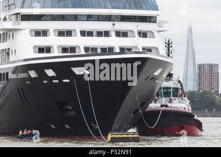 In Greenwich, London, Vereinigtes Königreich. 16 Juni, 2018. Azamara Reise Günstig in Greenwich mit der Skyline von London hinter sich. Azamara Club Cruises' 690 - Passagier Kreuzfahrtschiff, Azamara Journey, in London angekommen zum ersten Mal rund um die Welt Kreuzfahrt zu vervollständigen. Die Reise begann in Sydney am 7.März und Insgesamt 53 Gäste die ganze Welt reise gesegelt, mit Tausenden anderen verbinden für Segmente der Reise. Rob Powell/Alamy leben Nachrichten Stockfoto