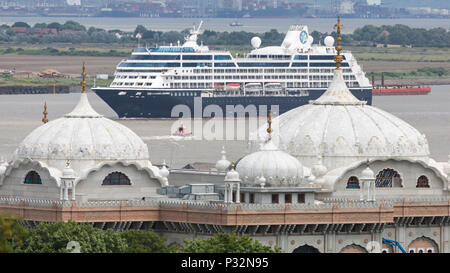 Gravesend, Kent, Vereinigtes Königreich. 16 Juni, 2018. Azamara Journey, Gravesend in Kent auf dem Weg nach Greenwich. Azamara Club Cruises' 690 - Passagier Kreuzfahrtschiff, Azamara Journey, in London angekommen zum ersten Mal rund um die Welt Kreuzfahrt zu vervollständigen. Die Reise begann in Sydney am 7.März und Insgesamt 53 Gäste die ganze Welt reise gesegelt, mit Tausenden anderen verbinden für Segmente der Reise. Rob Powell/Alamy leben Nachrichten Stockfoto