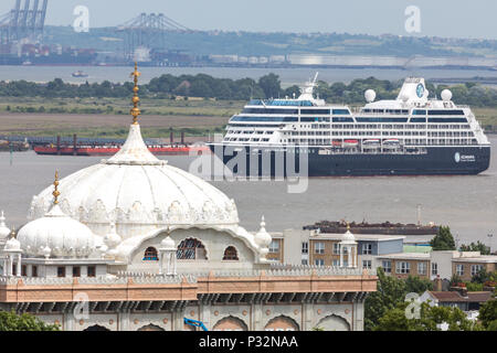 Gravesend, Kent, Vereinigtes Königreich. 16 Juni, 2018. Azamara Journey, Gravesend in Kent auf dem Weg nach Greenwich. Azamara Club Cruises' 690 - Passagier Kreuzfahrtschiff, Azamara Journey, in London angekommen zum ersten Mal rund um die Welt Kreuzfahrt zu vervollständigen. Die Reise begann in Sydney am 7.März und Insgesamt 53 Gäste die ganze Welt reise gesegelt, mit Tausenden anderen verbinden für Segmente der Reise. Rob Powell/Alamy leben Nachrichten Stockfoto