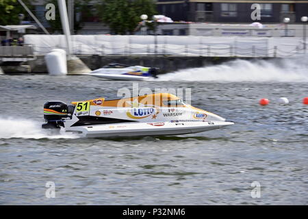 London, Royal Victoria Dock. 16. Juni 2018. Formel 1 Motorboot Racing hat in London. Die Steuereinheit UIM F1 H2O Weltmeisterschaft in London kehrt zum ersten Mal seit 1985. Bartek Marszalek (PL, Nr. 51, Emirates Racing Team) #F1H2O@F1H2O# Motorboot#UIMF 1 H2O #F1H2 OLondon Foto © Credit: Marcin Marcin Libera Libera/Alamy leben Nachrichten Stockfoto