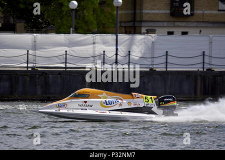 London, Royal Victoria Dock. 16. Juni 2018. Formel 1 Motorboot Racing hat in London. Die Steuereinheit UIM F1 H2O Weltmeisterschaft in London kehrt zum ersten Mal seit 1985. Bartek Marszalek (PL, Nr. 51, Emirates Racing Team) #F1H2O@F1H2O# Motorboot#UIMF 1 H2O #F1H2 OLondon Foto © Credit: Marcin Marcin Libera Libera/Alamy leben Nachrichten Stockfoto