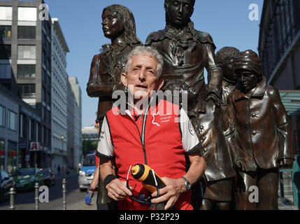 Berlin, Deutschland, 17. Juni 2018, Deutschland, Berlin: Zeitzeugen Paul Alexander (C) in der "Gedenken Bike Ride' aufgrund der 80. Jahrestag der Kinder Transporte beteiligt ist. Er wird von der Berliner Friedrichstraße nach England. Die Kinder Transporte gespeichert ca. 10.000 Kinder in den Jahren 1938 und 1939. Als Kind war Paulus in Großbritannien am 14. Juli 1939. Foto: Jörg Carstensen/dpa Quelle: dpa Picture alliance/Alamy leben Nachrichten Stockfoto