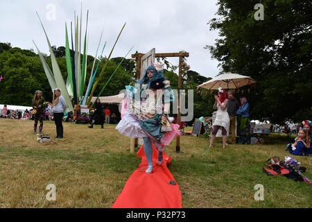Cornwall, UK, 17. Juni 2018. Fairy Festival, Mount Edgcumbe, Cornwall, UK. 17. Juni 2018. Red Carpet fashion show durch die magische Tür. Foto: Simon Maycock/Alamy leben Nachrichten Stockfoto