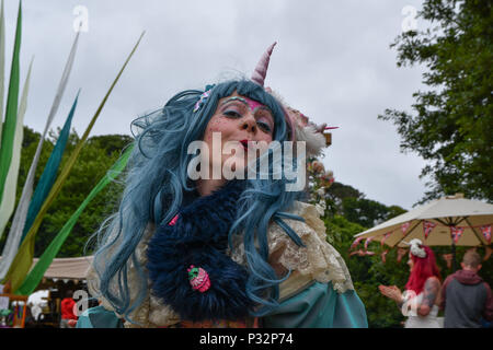 Cornwall, UK, 17. Juni 2018. Fairy Festival, Mount Edgcumbe, Cornwall, UK. 17. Juni 2018. Red Carpet fashion show durch die magische Tür. Foto: Simon Maycock/Alamy leben Nachrichten Stockfoto