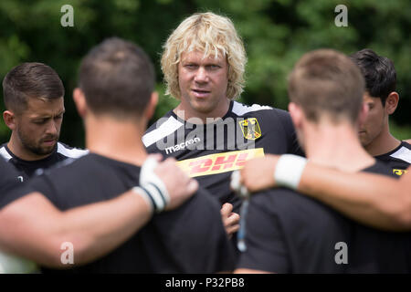 16 Juni 2018, Deutschland, Heidelberg: Qualifikation für die 2019 Rugby World Cup in Japan, Deutschland vs Portugal: Deutsche Trainer Mouritz Botha Gespräch mit dem Team. Foto: Jürgen Keßler/dpa Stockfoto