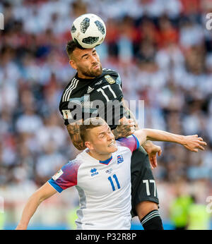 Nicolas Otamendi (Argentinien) gegen Alfred Finnbogason (Island) GES/fussball/Wm 2018 Russland: Argentinien - Island, 16.06.2018 GES/fussball/fussball/WM 2018 Russland: Argentinien gegen Island, Stadt, Juni 16, 2018 | Verwendung weltweit Stockfoto