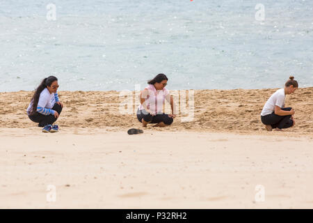 Bournemouth, Dorset, Großbritannien. 17. Juni 2018. UK Wetter: breezy Tag an Alum Chine Beach, nicht davon abhalten, die Besucher zum Meer gehen. Frauen trainieren am Strand. Credit: Carolyn Jenkins/Alamy leben Nachrichten Stockfoto