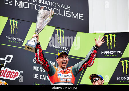 Barcelona, Spanien. 17 Juni, 2018. Jorge Lorenzo der Ducati Motogp Team feiert seinen Sieg auf dem Podium und die während des Barcelona Grand Prix der Motogp. Credit: Pablo Guillen Credit: Pablo Guillen/Alamy leben Nachrichten Stockfoto