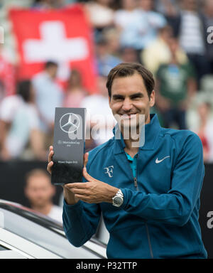 Stuttgart, Deutschland. 16 Juni, 2018. 17. Juni 2018. Deutschland, Stuttgart, Tennis, ATP World Tour - Stuttgart, Singles, Männer, Finale, Federer (Schweiz) vs Raonic (Kanada): Roger Federer hält seine Trophäe. Credit: Marijan Murat/dpa/Alamy leben Nachrichten Stockfoto