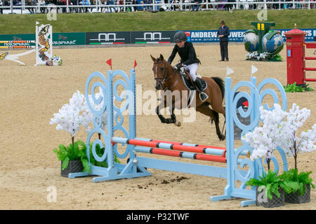 Isonbella Saunders Koch an Bolesworth, Cheshire. 17.06.2018. Childens Springreiten Rennen im Einladungs Mini große Relais. Kredit MediaWorldImages/AlamyLiveNews. Stockfoto