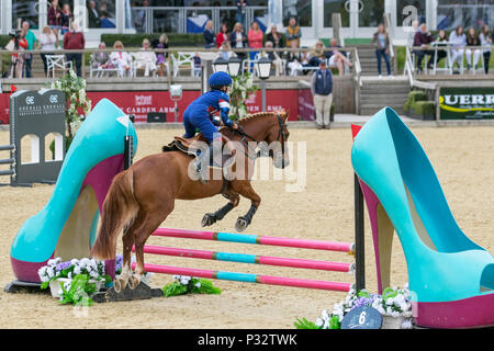 Bolesworth, Cheshire. 17.06.2018. Kinder rennen in der Einladungs Mini große Relais. Pferd, Zaun, Reitsport, Tiere, Sport, Wettbewerb, Springen, Pferde, Reiter, show, Hindernis, Hürde, Reiten, Event, Hengst, Meister, Springen, Jockey, Reiten, Reitsport, Reiter. Kredit MediaWorldImages/AlamyLiveNews. Stockfoto