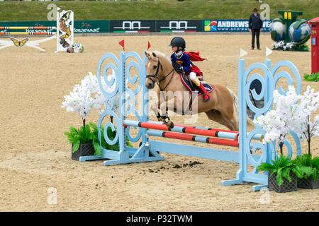 Kinder reiten und springen Hindernisse & Zäune in Bolesworth, Cheshire. Juni 2018. Eleanor Archibald beim Kinderrennen in der Invitational Mini Major Relay. Credit MediaWorldImages/AlamyLiveNews. Stockfoto