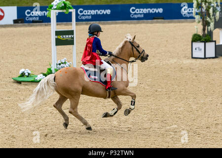 Kinder reiten und springen Hindernisse & Zäune in Bolesworth, Cheshire. Juni 2018. Eleanor Archibald beim Kinderrennen in der Invitational Mini Major Relay. Credit MediaWorldImages/AlamyLiveNews. Stockfoto