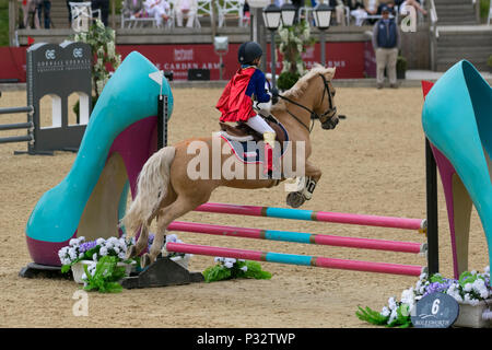 Kinder reiten und springen Hindernisse & Zäune in Bolesworth, Cheshire. Juni 2018. Eleanor Archibald beim Kinderrennen in der Invitational Mini Major Relay. Credit MediaWorldImages/AlamyLiveNews. Stockfoto