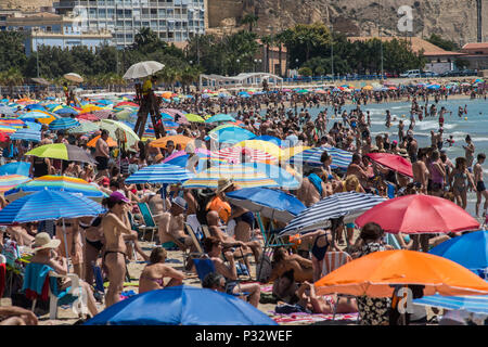 Alicante, Spanien. 17 Juni, 2018. El Postiguet Strand der Stadt an einem sonnigen Tag überfüllt wie hohen Temperaturen von der Küste von Spanien, Alicante, Spanien. Credit: Marcos del Mazo/Alamy leben Nachrichten Stockfoto