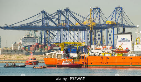 Valencia, Spanien, 17. Juni 2018. Der flüchtling Rettung Schiff "Aquarius", die vor einer Woche aus Italien und Malta abgelehnt wurde zum Hafen angekommen ist. Foto: Daniel Duart/dpa Quelle: dpa Picture alliance/Alamy leben Nachrichten Stockfoto