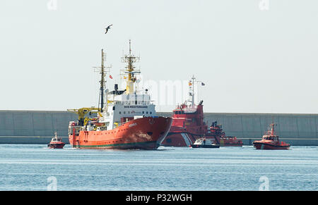 Valencia, Spanien, 17. Juni 2018. Der flüchtling Rettung Schiff "Aquarius", die vor einer Woche aus Italien und Malta abgelehnt wurde zum Hafen angekommen ist. Foto: Daniel Duart/dpa Quelle: dpa Picture alliance/Alamy leben Nachrichten Stockfoto