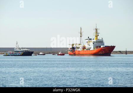 Valencia, Spanien, 17. Juni 2018. Der flüchtling Rettung Schiff "Aquarius", die vor einer Woche aus Italien und Malta abgelehnt wurde zum Hafen angekommen ist. Foto: Daniel Duart/dpa Quelle: dpa Picture alliance/Alamy leben Nachrichten Stockfoto