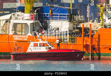 Valencia, Spanien, 17. Juni 2018. Der flüchtling Rettung Schiff "Aquarius", die vor einer Woche aus Italien und Malta abgelehnt wurde zum Hafen angekommen ist. Foto: Daniel Duart/dpa Quelle: dpa Picture alliance/Alamy leben Nachrichten Stockfoto